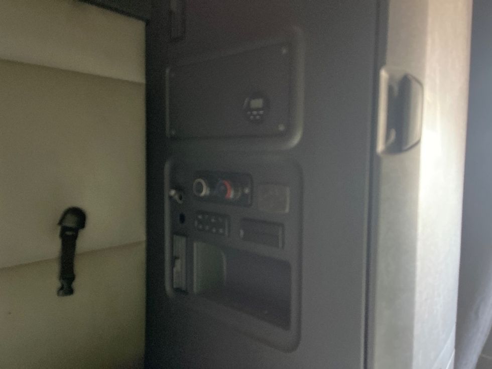 Sleeper Tractor-Heavy Duty Tractors-Freightliner-2019-T12664ST-Tampa-FL-638,199\n\t\tmiles-$ 53,250 - Image 19