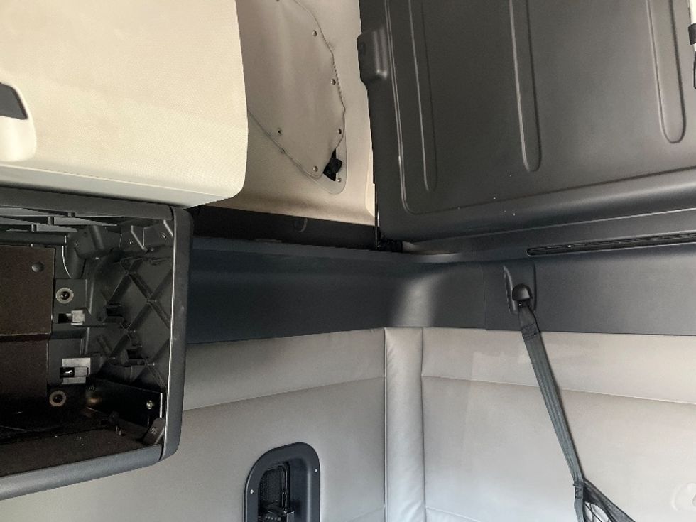 Sleeper Tractor-Heavy Duty Tractors-Freightliner-2019-T12664ST-Tampa-FL-638,199\n\t\tmiles-$ 53,250 - Image 23