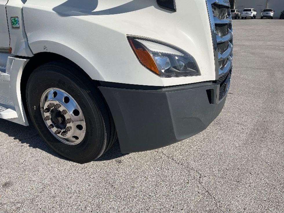 Sleeper Tractor-Heavy Duty Tractors-Freightliner-2019-T12664ST-Tampa-FL-638,199\n\t\tmiles-$ 53,250 - Image 24