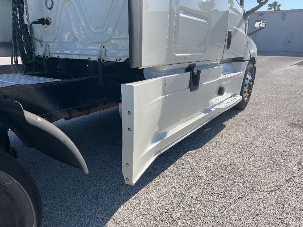 Sleeper Tractor-Heavy Duty Tractors-Freightliner-2019-T12664ST-Tampa-FL-638,199\n\t\tmiles-$ 53,250 - Image 26
