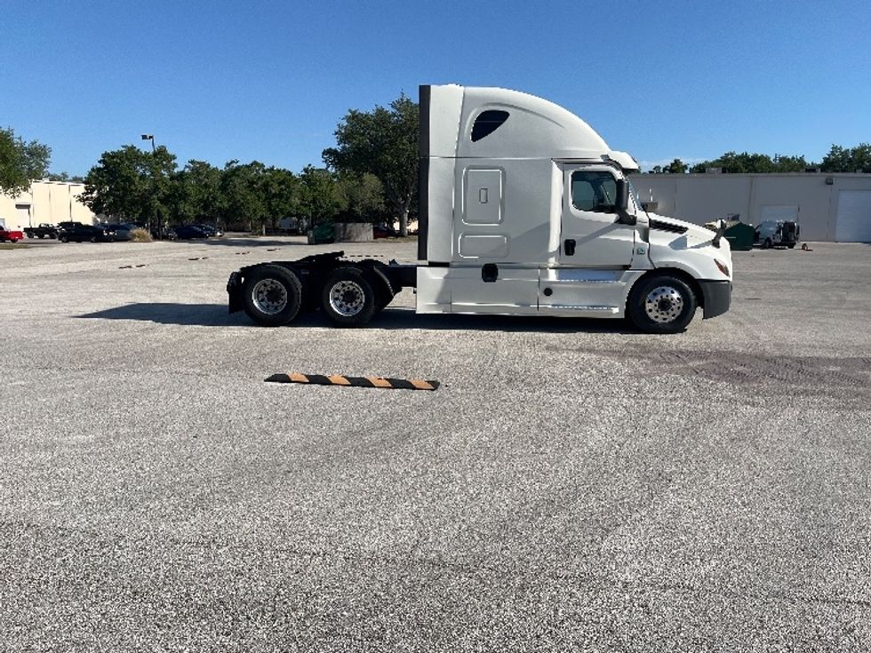 Sleeper Tractor-Heavy Duty Tractors-Freightliner-2019-T12664ST-Tampa-FL-638,199\n\t\tmiles-$ 53,250 - Image 8