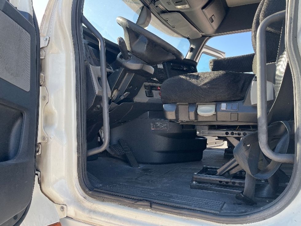 Sleeper Tractor-Heavy Duty Tractors-Freightliner-2019-T12664ST-Tampa-FL-638,199\n\t\tmiles-$ 53,250 - Image 9