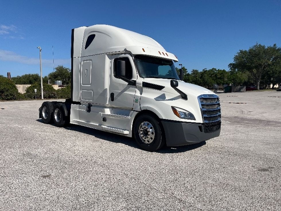Sleeper Tractor-Heavy Duty Tractors-Freightliner-2019-T12664ST-Tampa-FL-650,319\n\t\tmiles-$ 52,500 - Image 1
