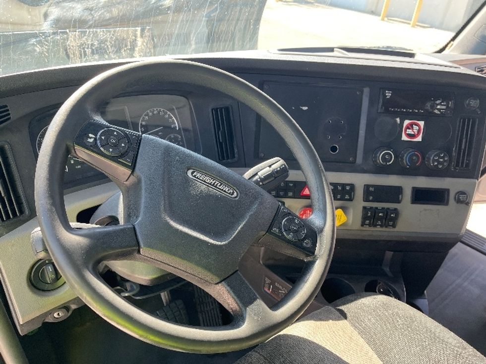 Sleeper Tractor-Heavy Duty Tractors-Freightliner-2019-T12664ST-Tampa-FL-650,319\n\t\tmiles-$ 52,500 - Image 10