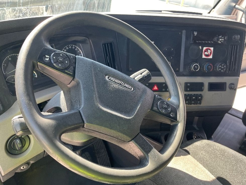 Sleeper Tractor-Heavy Duty Tractors-Freightliner-2019-T12664ST-Tampa-FL-650,319\n\t\tmiles-$ 52,500 - Image 11