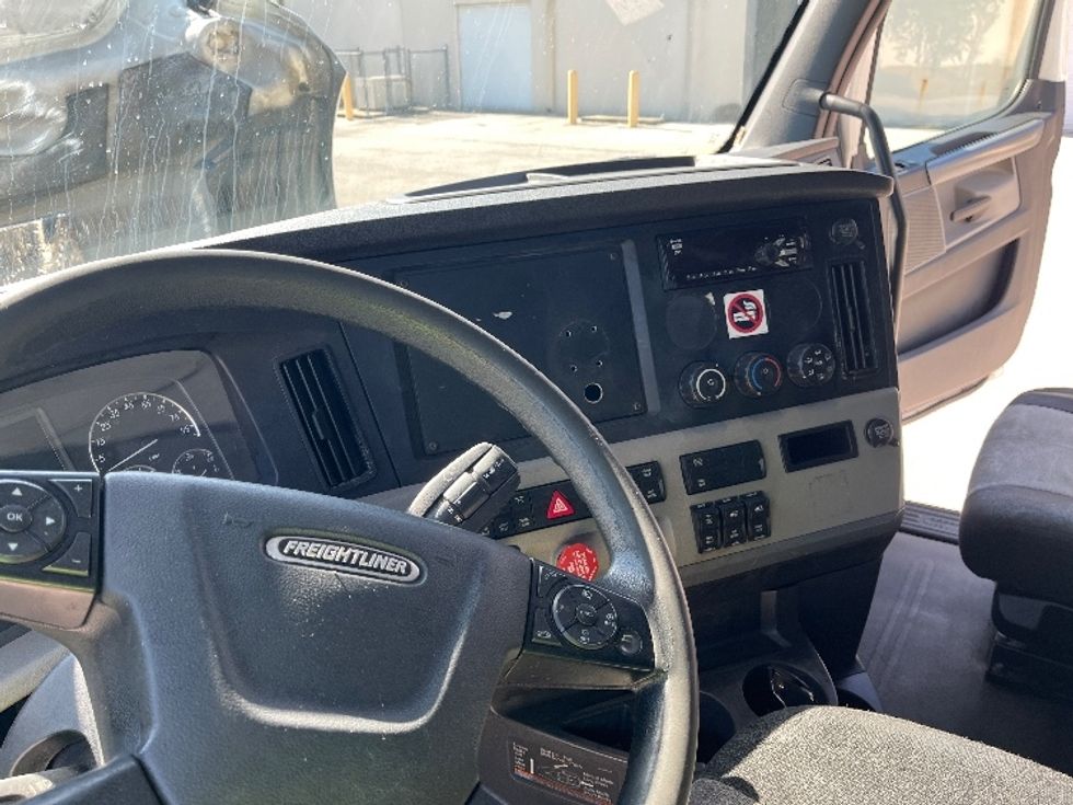 Sleeper Tractor-Heavy Duty Tractors-Freightliner-2019-T12664ST-Tampa-FL-650,319\n\t\tmiles-$ 52,500 - Image 12