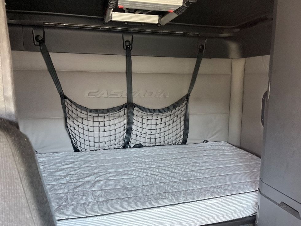 Sleeper Tractor-Heavy Duty Tractors-Freightliner-2019-T12664ST-Tampa-FL-650,319\n\t\tmiles-$ 52,500 - Image 16