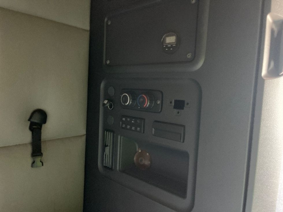 Sleeper Tractor-Heavy Duty Tractors-Freightliner-2019-T12664ST-Tampa-FL-650,319\n\t\tmiles-$ 52,500 - Image 18