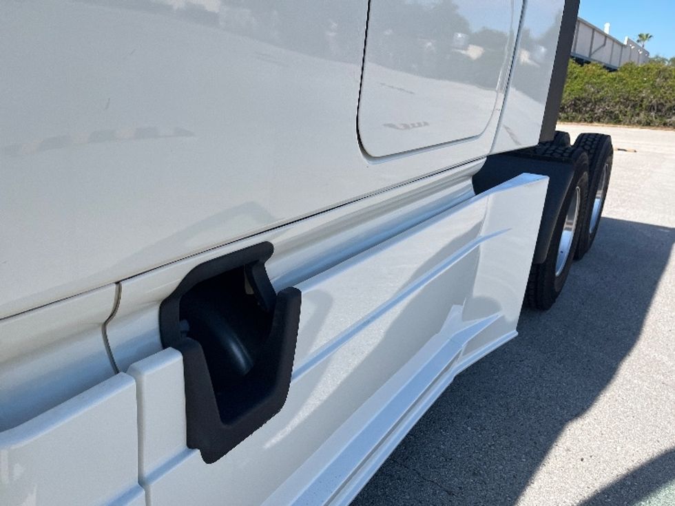 Sleeper Tractor-Heavy Duty Tractors-Freightliner-2019-T12664ST-Tampa-FL-650,319\n\t\tmiles-$ 52,500 - Image 23