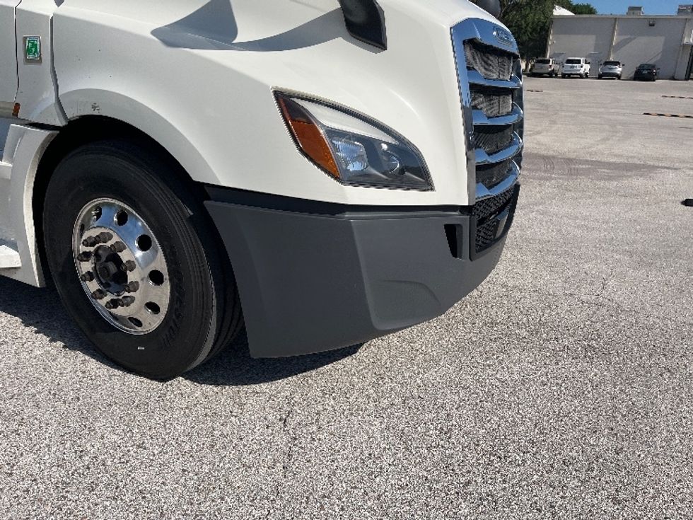 Sleeper Tractor-Heavy Duty Tractors-Freightliner-2019-T12664ST-Tampa-FL-650,319\n\t\tmiles-$ 52,500 - Image 25