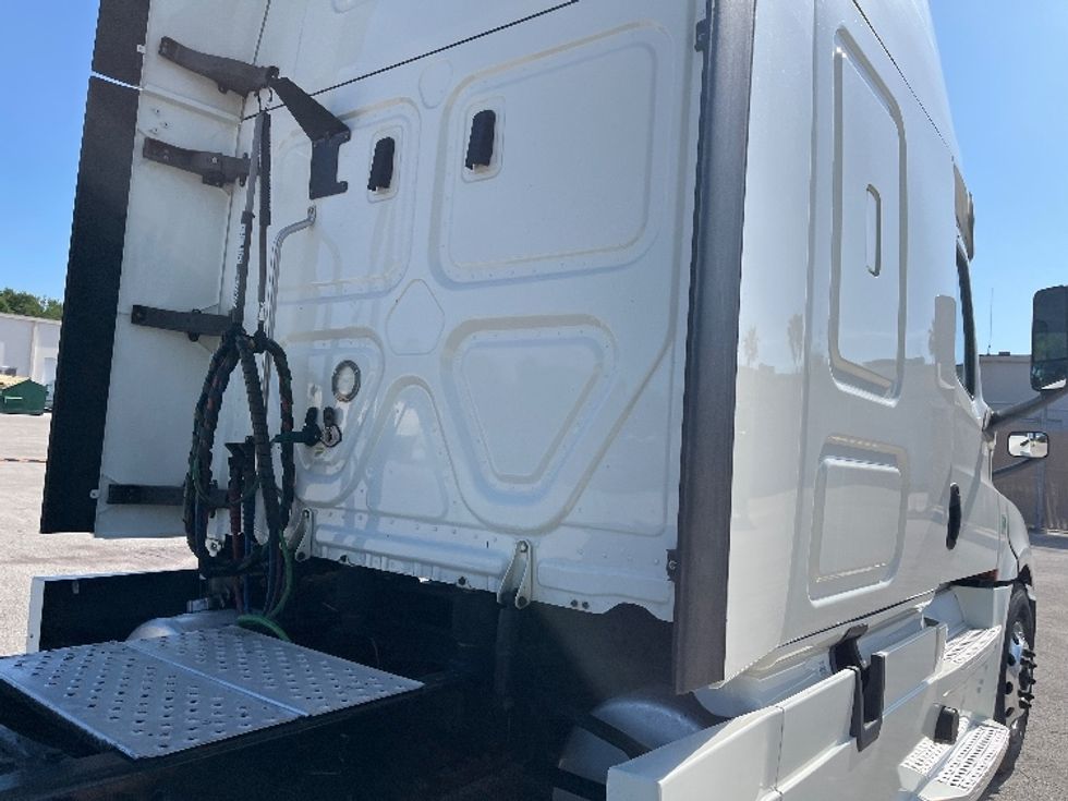 Sleeper Tractor-Heavy Duty Tractors-Freightliner-2019-T12664ST-Tampa-FL-650,319\n\t\tmiles-$ 52,500 - Image 26