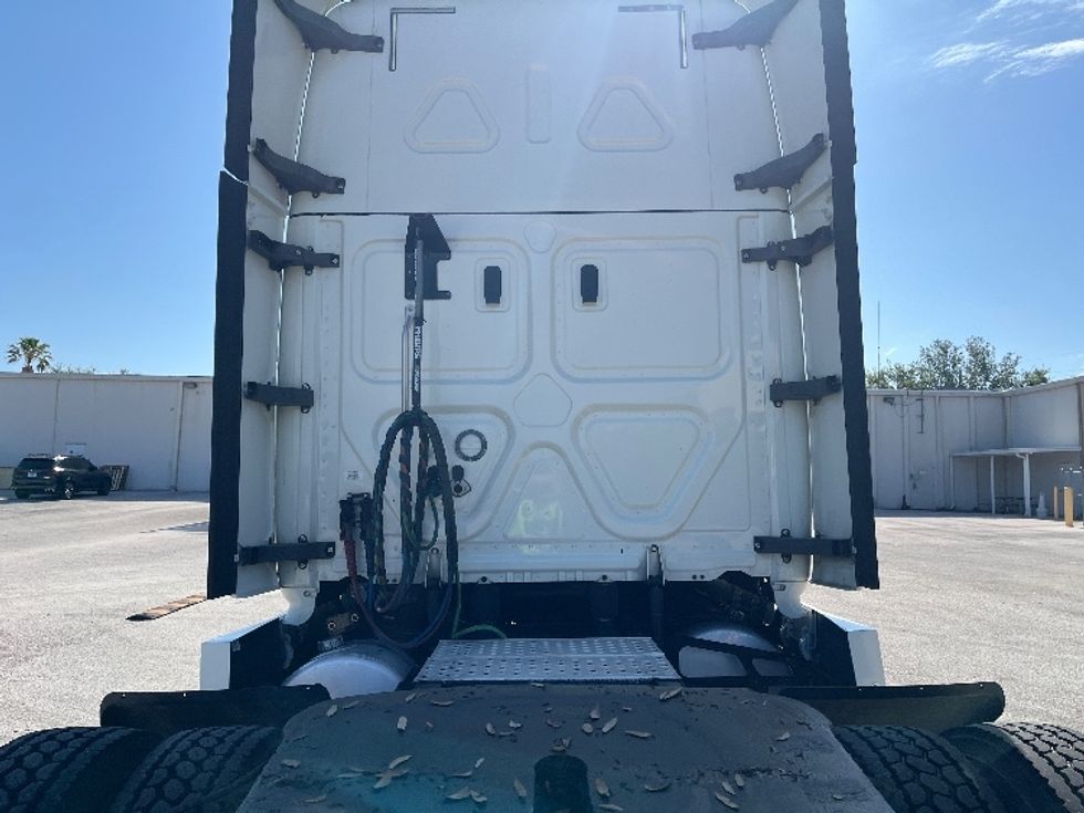 Sleeper Tractor-Heavy Duty Tractors-Freightliner-2019-T12664ST-Tampa-FL-650,319\n\t\tmiles-$ 52,500 - Image 27