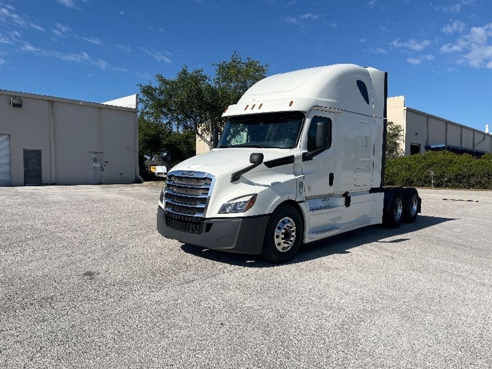 Sleeper Tractor-Heavy Duty Tractors-Freightliner-2019-T12664ST-Tampa-FL-650,319\n\t\tmiles-$ 52,500 - Image 3