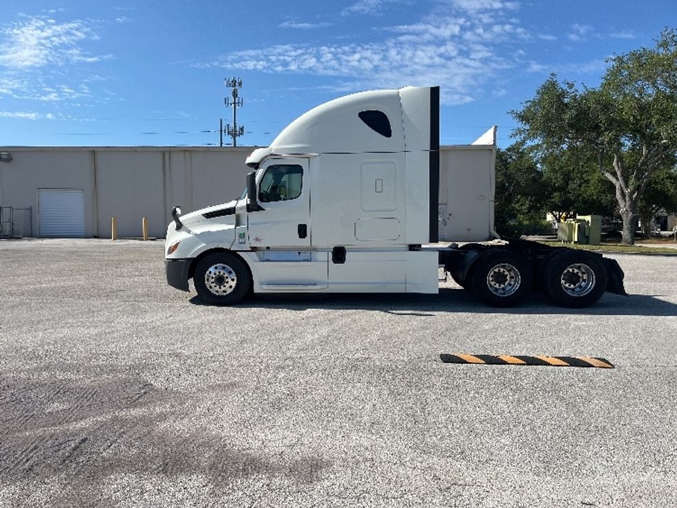 Sleeper Tractor-Heavy Duty Tractors-Freightliner-2019-T12664ST-Tampa-FL-650,319\n\t\tmiles-$ 52,500 - Image 4