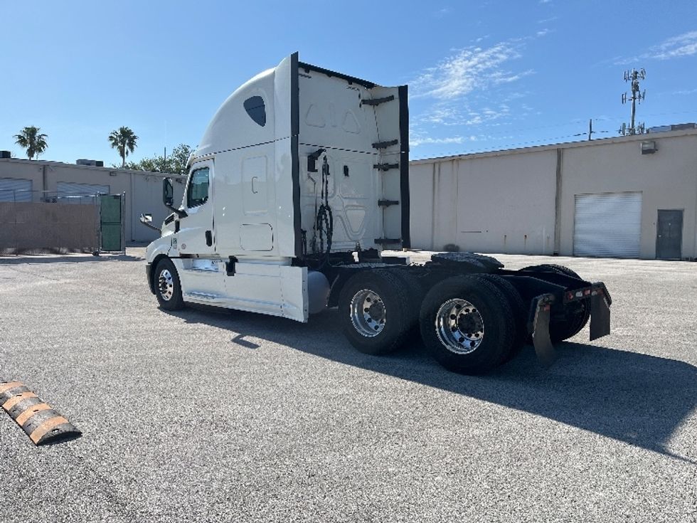 Sleeper Tractor-Heavy Duty Tractors-Freightliner-2019-T12664ST-Tampa-FL-650,319\n\t\tmiles-$ 52,500 - Image 5
