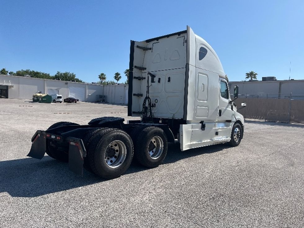 Sleeper Tractor-Heavy Duty Tractors-Freightliner-2019-T12664ST-Tampa-FL-650,319\n\t\tmiles-$ 52,500 - Image 7