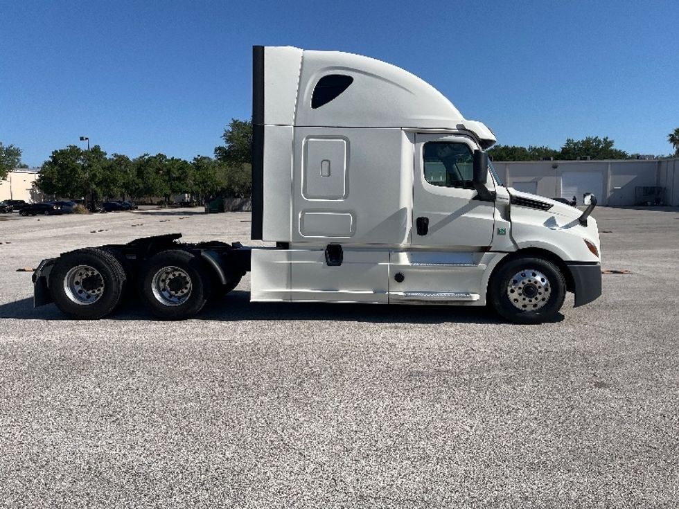 Sleeper Tractor-Heavy Duty Tractors-Freightliner-2019-T12664ST-Tampa-FL-650,319\n\t\tmiles-$ 52,500 - Image 8