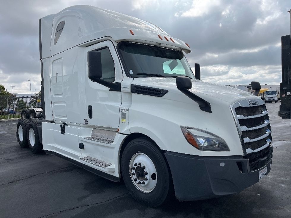 Sleeper Tractor-Heavy Duty Tractors-Freightliner-2019-T12664ST-Torrance-CA-326,502\n\t\tmiles-$ 76,250 - Image 1