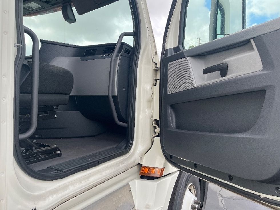 Sleeper Tractor-Heavy Duty Tractors-Freightliner-2019-T12664ST-Torrance-CA-326,502\n\t\tmiles-$ 76,250 - Image 13