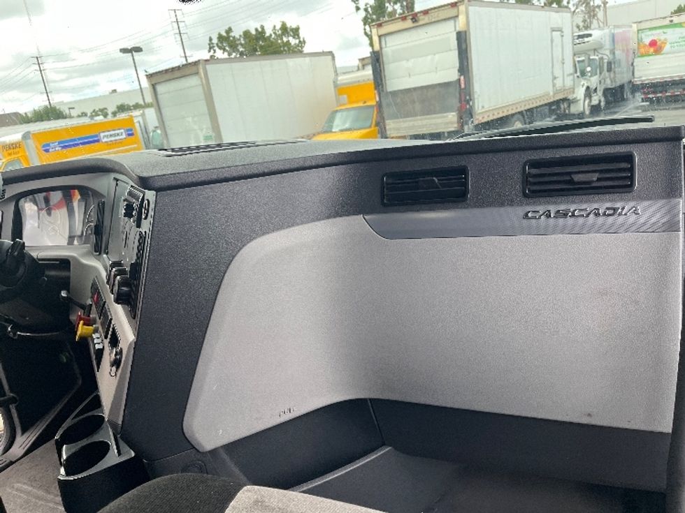 Sleeper Tractor-Heavy Duty Tractors-Freightliner-2019-T12664ST-Torrance-CA-326,502\n\t\tmiles-$ 76,250 - Image 14