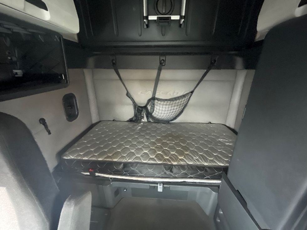 Sleeper Tractor-Heavy Duty Tractors-Freightliner-2019-T12664ST-Torrance-CA-326,502\n\t\tmiles-$ 76,250 - Image 16