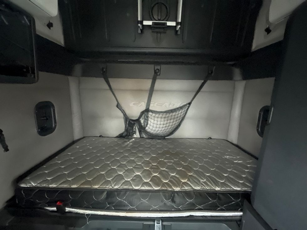 Sleeper Tractor-Heavy Duty Tractors-Freightliner-2019-T12664ST-Torrance-CA-326,502\n\t\tmiles-$ 76,250 - Image 17