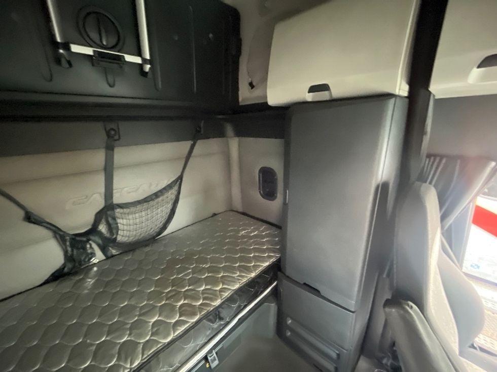 Sleeper Tractor-Heavy Duty Tractors-Freightliner-2019-T12664ST-Torrance-CA-326,502\n\t\tmiles-$ 76,250 - Image 18