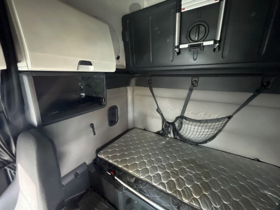 Sleeper Tractor-Heavy Duty Tractors-Freightliner-2019-T12664ST-Torrance-CA-326,502\n\t\tmiles-$ 76,250 - Image 19