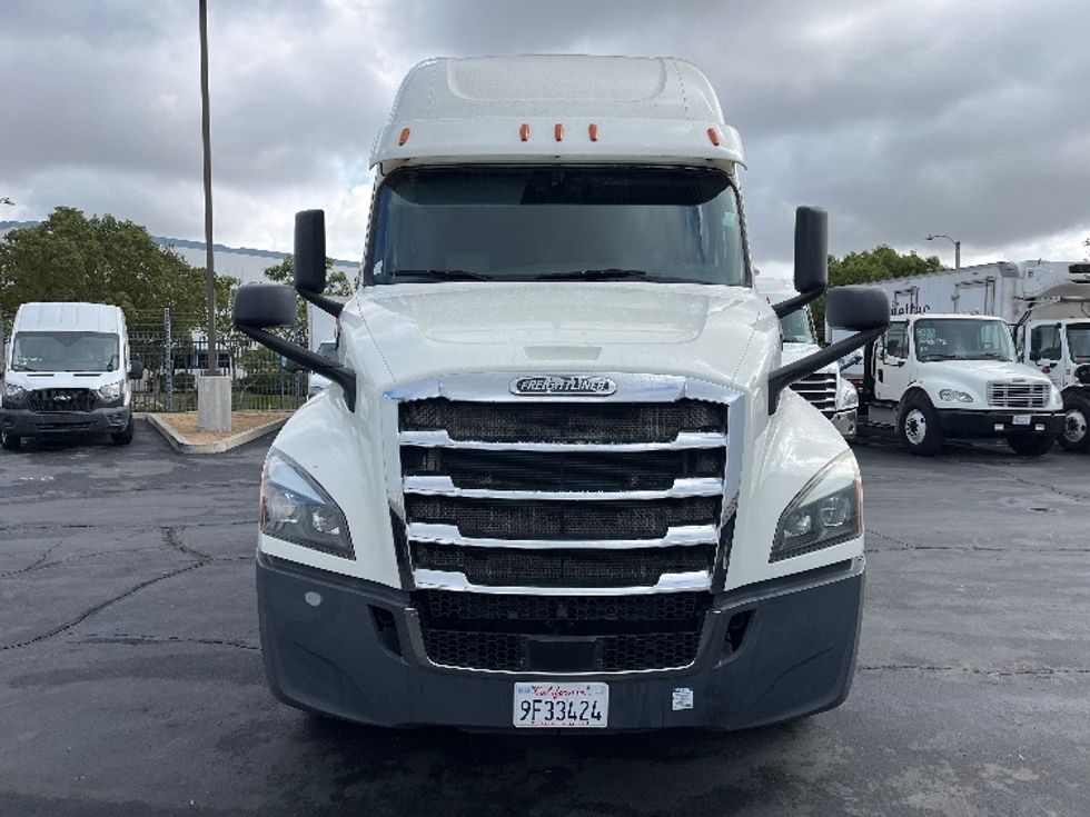 Sleeper Tractor-Heavy Duty Tractors-Freightliner-2019-T12664ST-Torrance-CA-326,502\n\t\tmiles-$ 76,250 - Image 2