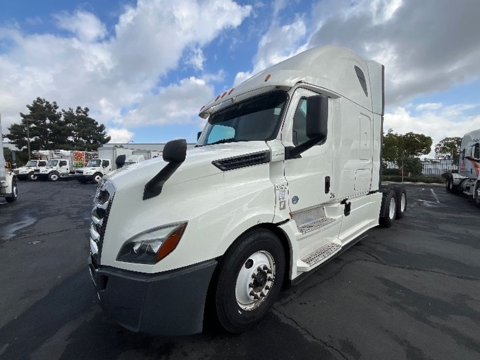 Sleeper Tractor-Heavy Duty Tractors-Freightliner-2019-T12664ST-Torrance-CA-326,502\n\t\tmiles-$ 76,250 - Image 3