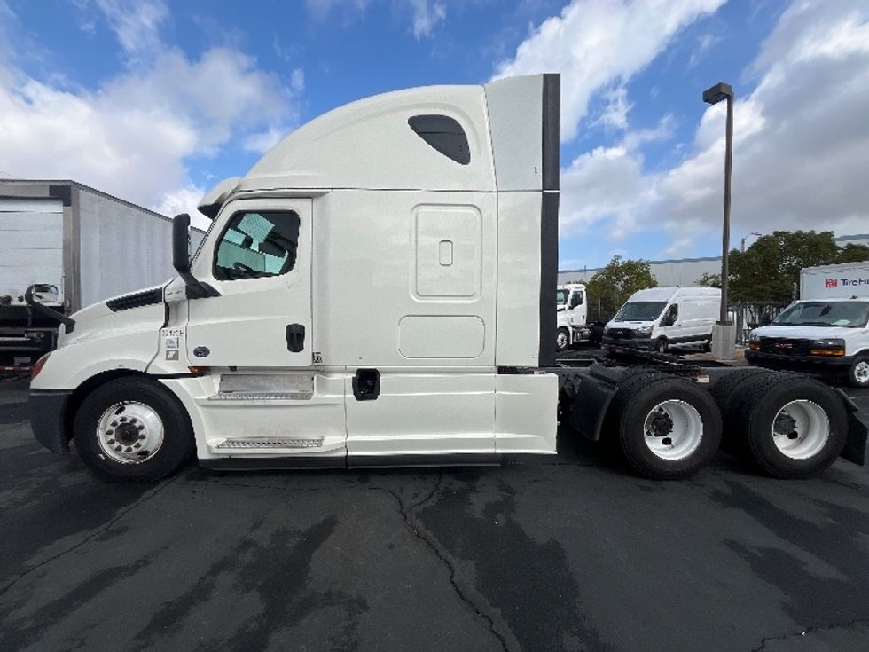 Sleeper Tractor-Heavy Duty Tractors-Freightliner-2019-T12664ST-Torrance-CA-326,502\n\t\tmiles-$ 76,250 - Image 4