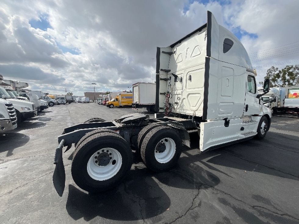 Sleeper Tractor-Heavy Duty Tractors-Freightliner-2019-T12664ST-Torrance-CA-326,502\n\t\tmiles-$ 76,250 - Image 7