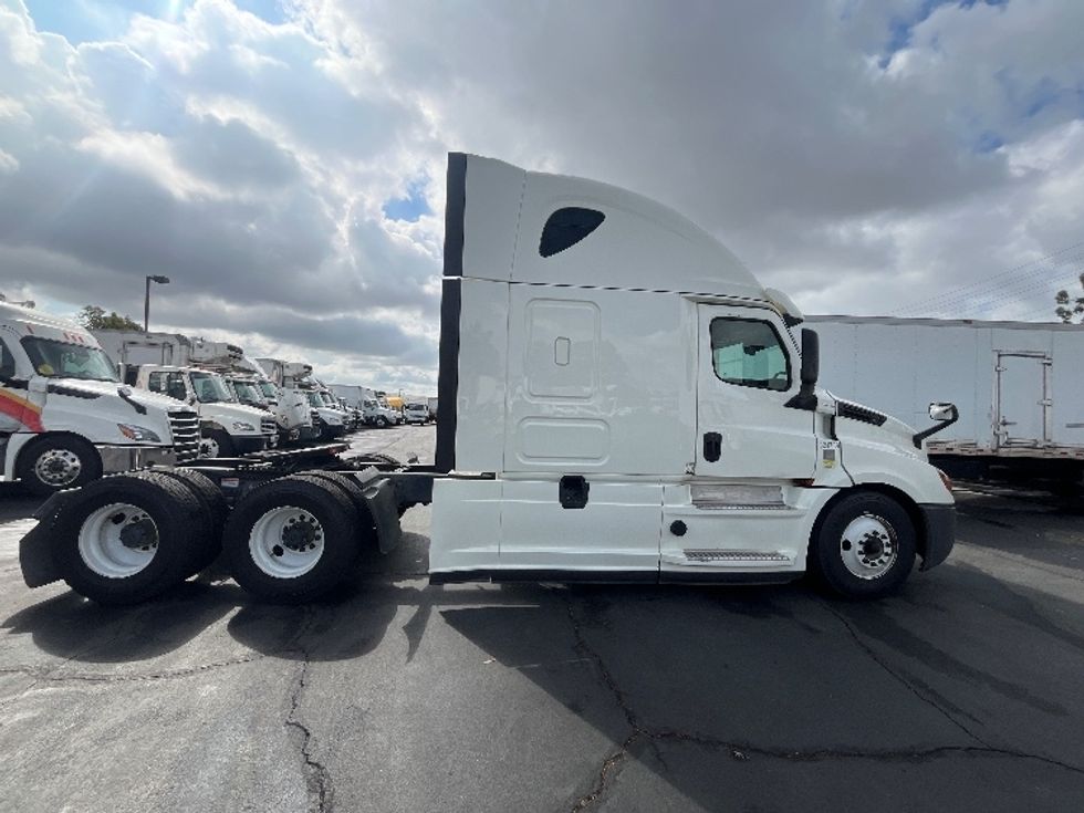 Sleeper Tractor-Heavy Duty Tractors-Freightliner-2019-T12664ST-Torrance-CA-326,502\n\t\tmiles-$ 76,250 - Image 8