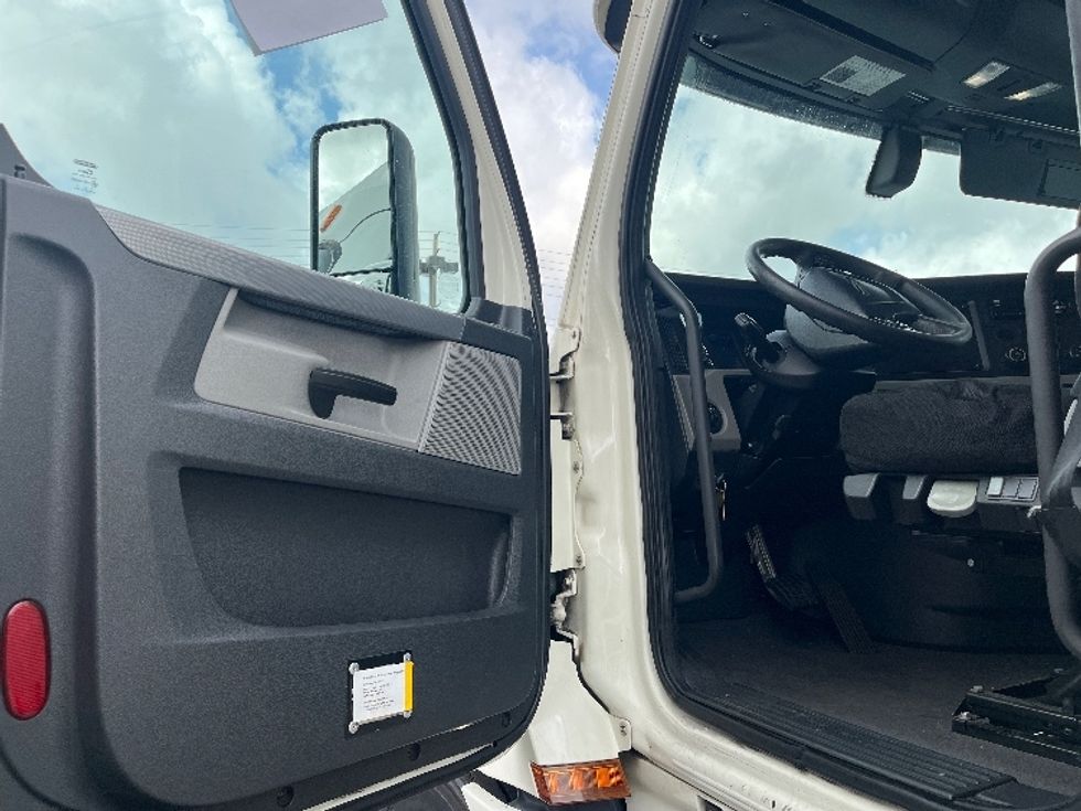 Sleeper Tractor-Heavy Duty Tractors-Freightliner-2019-T12664ST-Torrance-CA-326,502\n\t\tmiles-$ 76,250 - Image 9