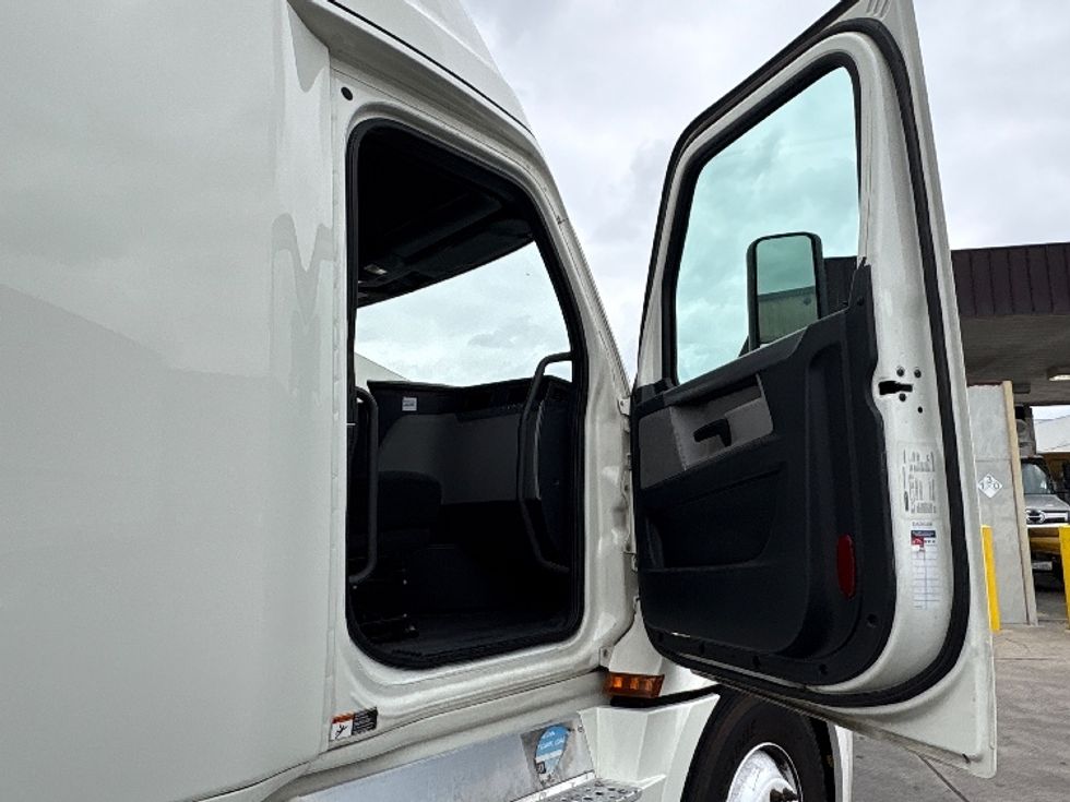 Sleeper Tractor-Heavy Duty Tractors-Freightliner-2019-T12664ST-Torrance-CA-442,699\n\t\tmiles-$ 59,000 - Image 11