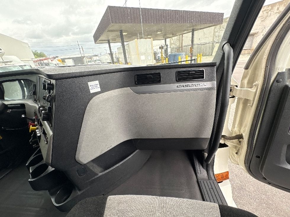 Sleeper Tractor-Heavy Duty Tractors-Freightliner-2019-T12664ST-Torrance-CA-442,699\n\t\tmiles-$ 59,000 - Image 12