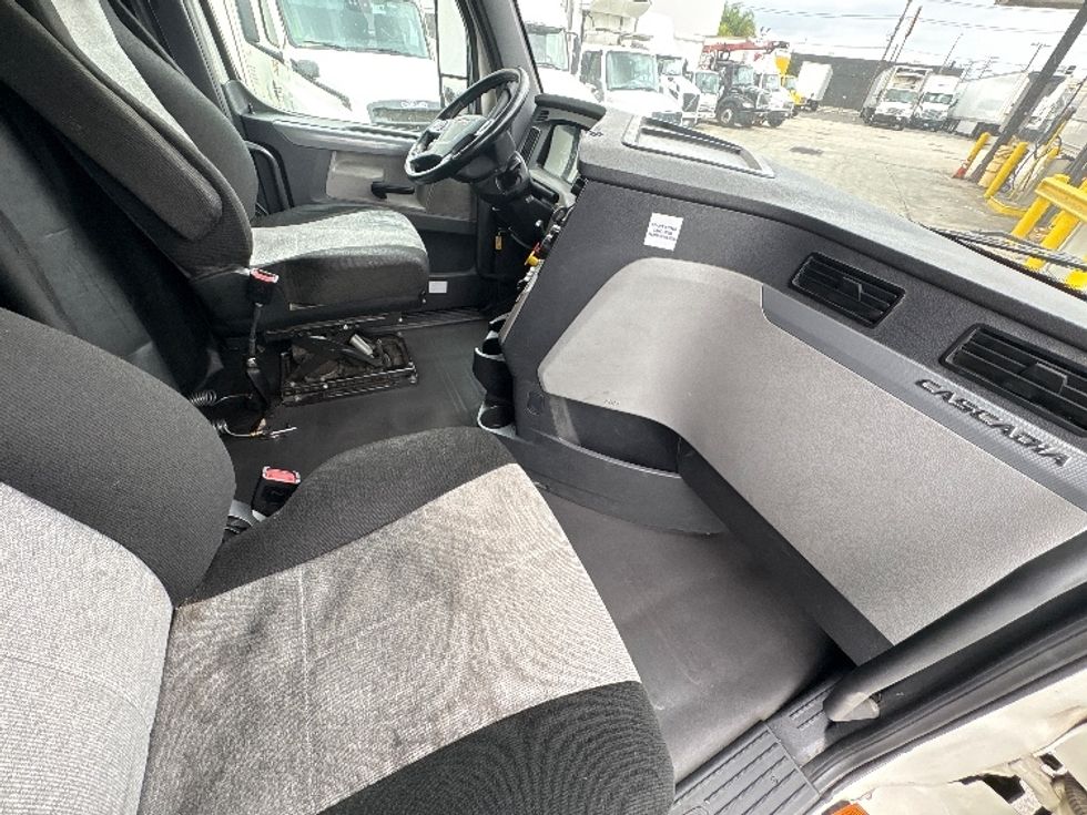 Sleeper Tractor-Heavy Duty Tractors-Freightliner-2019-T12664ST-Torrance-CA-442,699\n\t\tmiles-$ 59,000 - Image 13