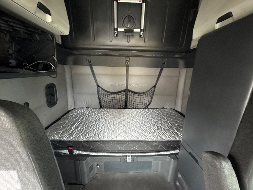 Sleeper Tractor-Heavy Duty Tractors-Freightliner-2019-T12664ST-Torrance-CA-442,699\n\t\tmiles-$ 59,000 - Image 14