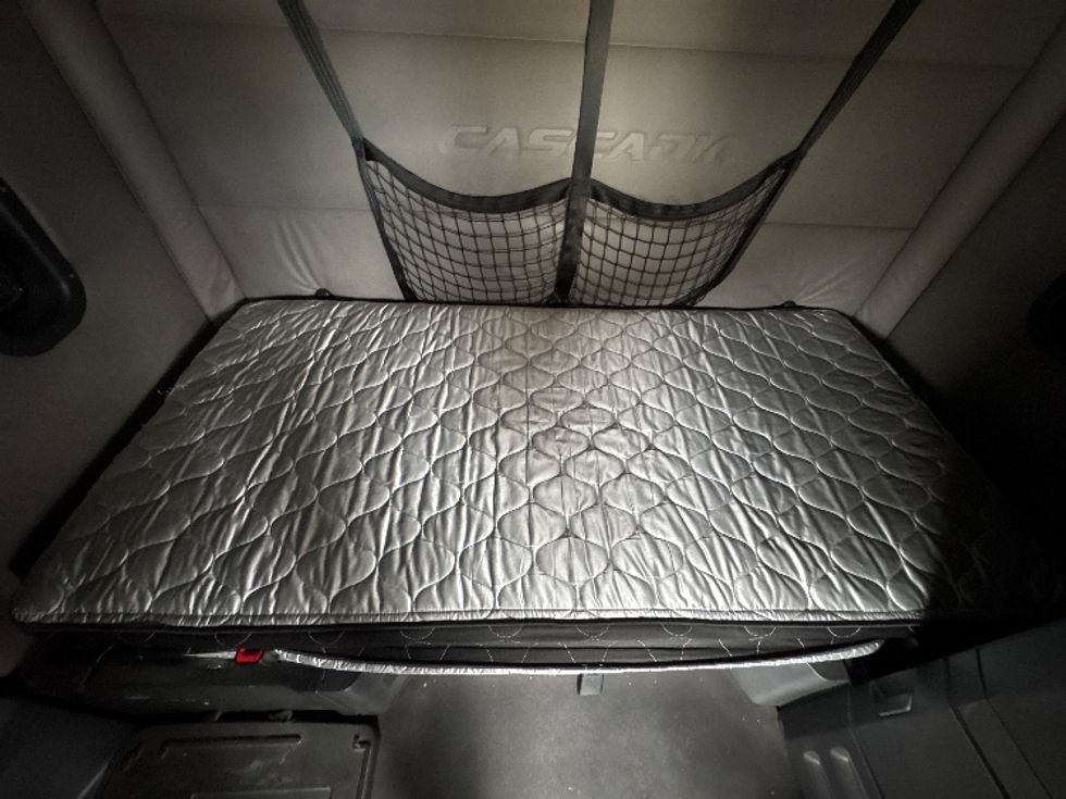 Sleeper Tractor-Heavy Duty Tractors-Freightliner-2019-T12664ST-Torrance-CA-442,699\n\t\tmiles-$ 59,000 - Image 15