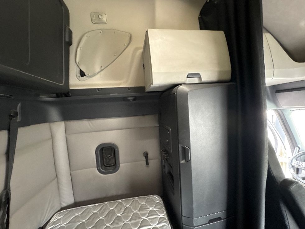 Sleeper Tractor-Heavy Duty Tractors-Freightliner-2019-T12664ST-Torrance-CA-442,699\n\t\tmiles-$ 59,000 - Image 16