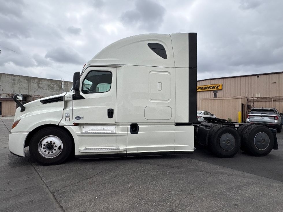 Sleeper Tractor-Heavy Duty Tractors-Freightliner-2019-T12664ST-Torrance-CA-442,699\n\t\tmiles-$ 59,000 - Image 4