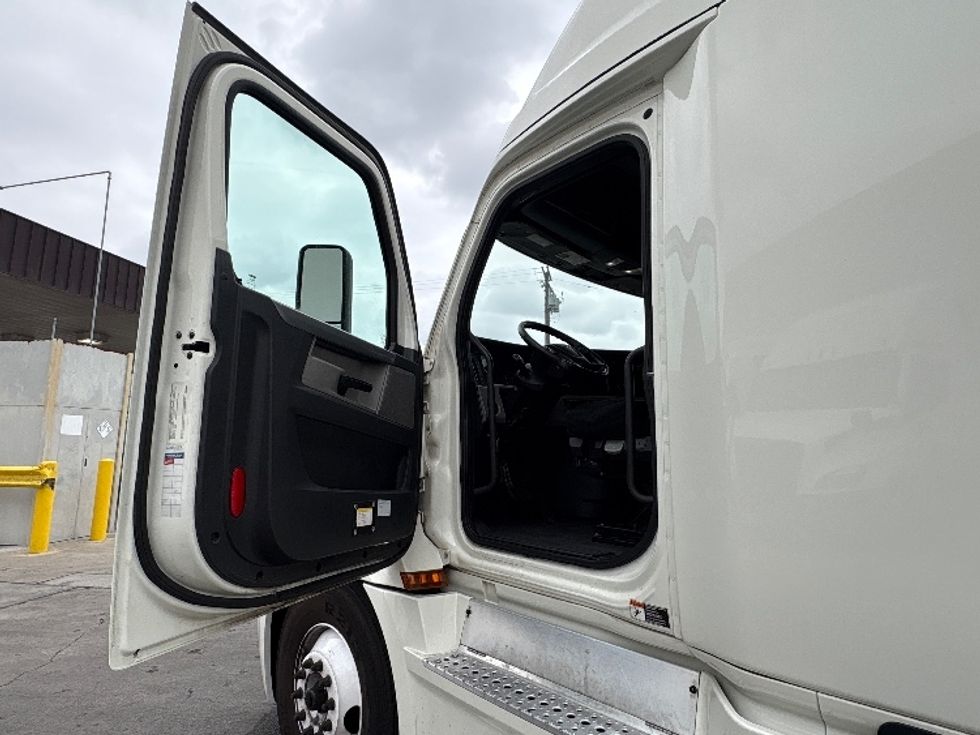 Sleeper Tractor-Heavy Duty Tractors-Freightliner-2019-T12664ST-Torrance-CA-442,699\n\t\tmiles-$ 59,000 - Image 9