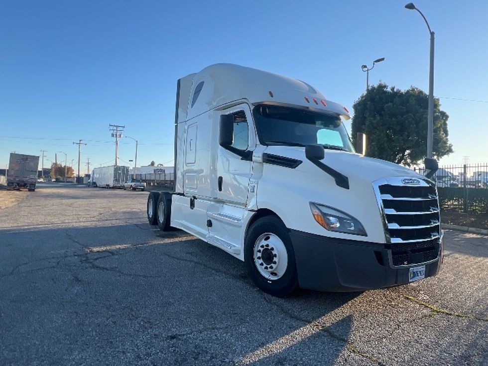 Sleeper Tractor-Heavy Duty Tractors-Freightliner-2019-T12664ST-Torrance-CA-614,832\n\t\tmiles-$ 53,750 - Image 1