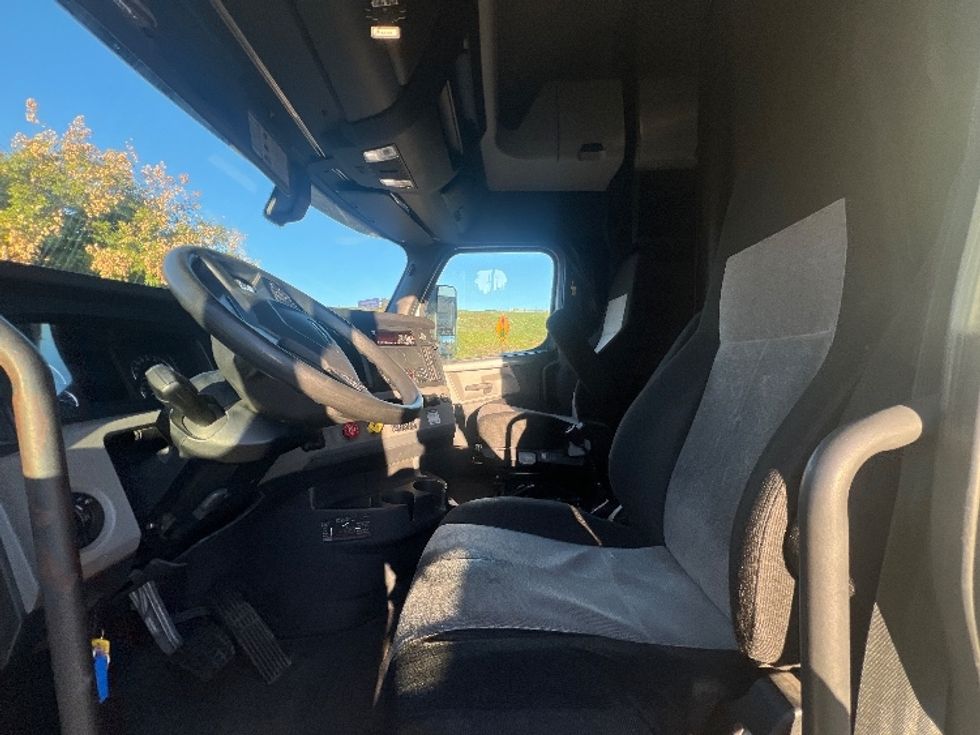 Sleeper Tractor-Heavy Duty Tractors-Freightliner-2019-T12664ST-Torrance-CA-614,832\n\t\tmiles-$ 53,750 - Image 10