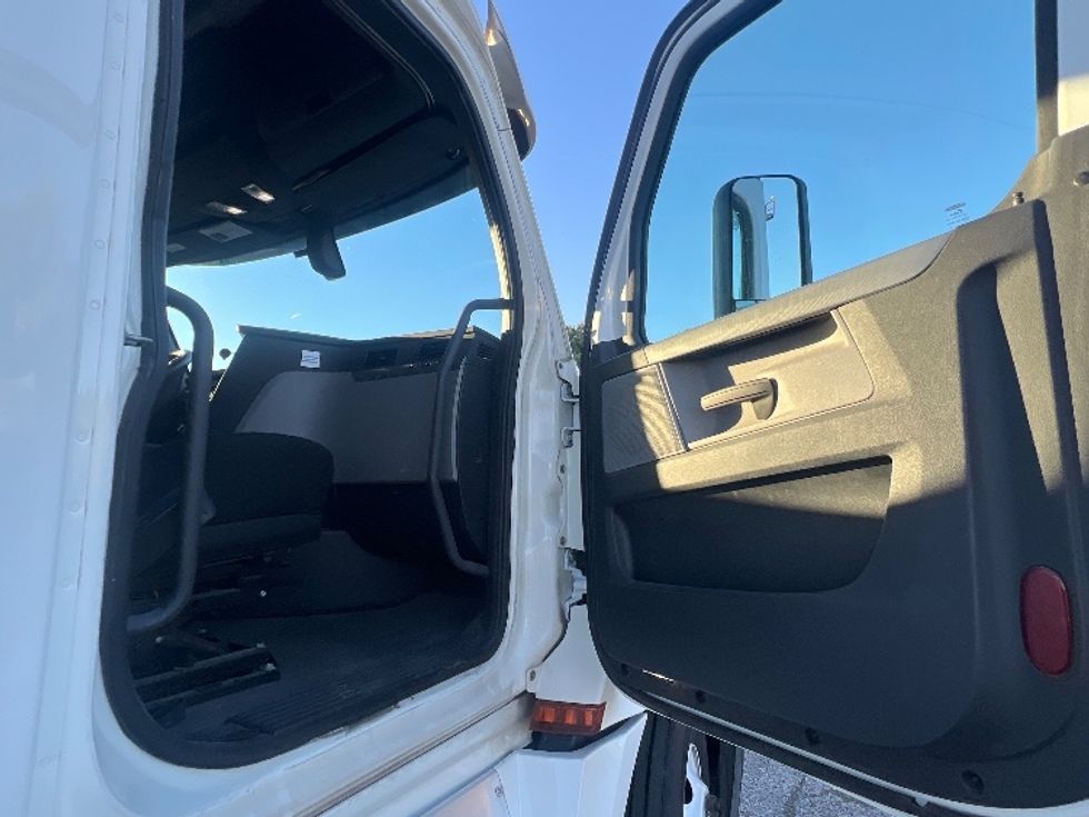 Sleeper Tractor-Heavy Duty Tractors-Freightliner-2019-T12664ST-Torrance-CA-614,832\n\t\tmiles-$ 53,750 - Image 13