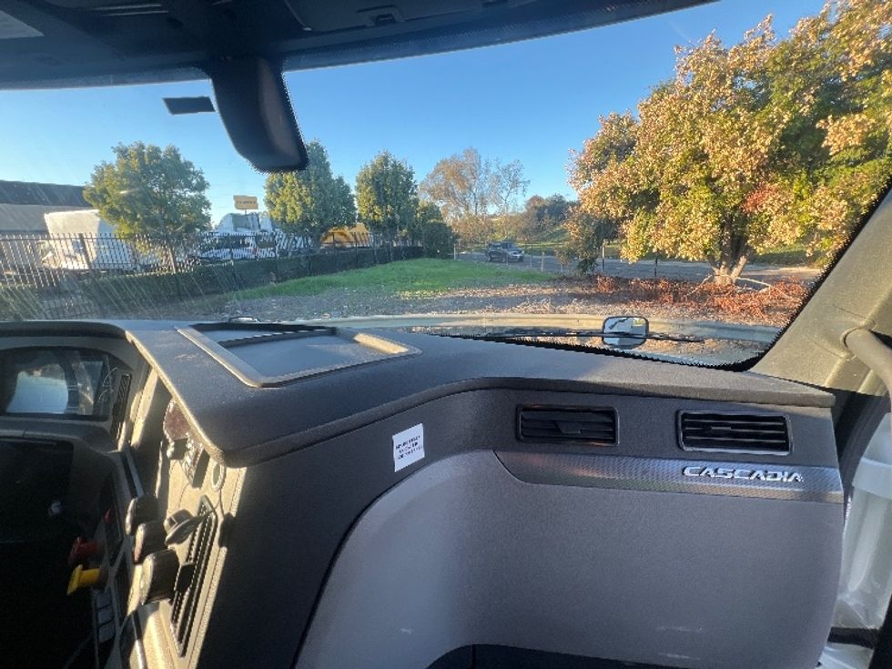 Sleeper Tractor-Heavy Duty Tractors-Freightliner-2019-T12664ST-Torrance-CA-614,832\n\t\tmiles-$ 53,750 - Image 14