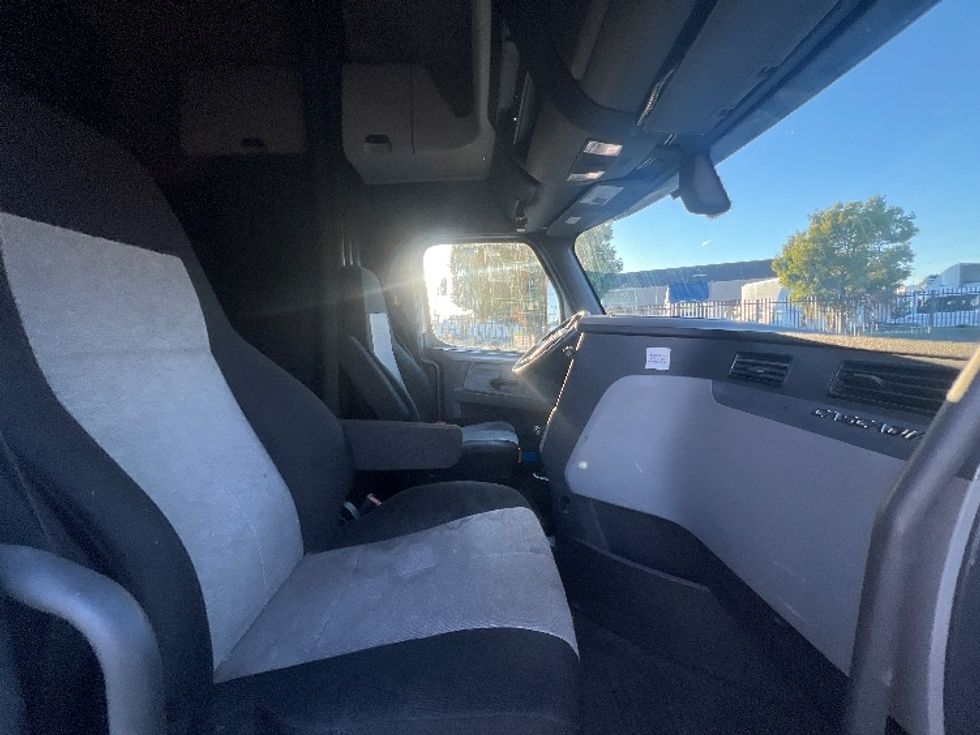 Sleeper Tractor-Heavy Duty Tractors-Freightliner-2019-T12664ST-Torrance-CA-614,832\n\t\tmiles-$ 53,750 - Image 15