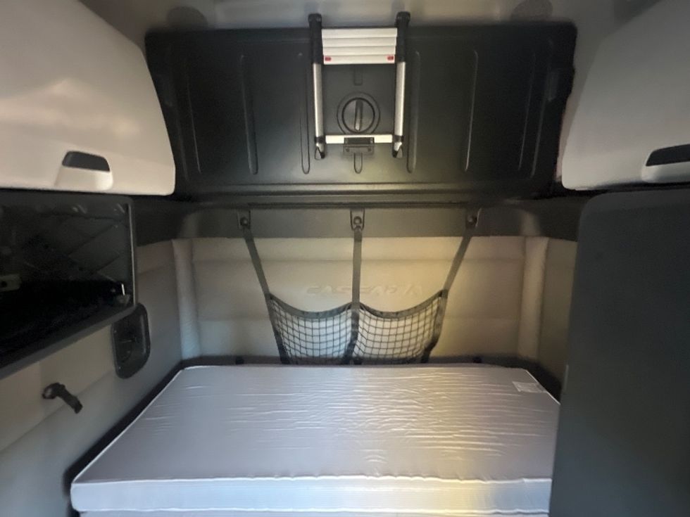 Sleeper Tractor-Heavy Duty Tractors-Freightliner-2019-T12664ST-Torrance-CA-614,832\n\t\tmiles-$ 53,750 - Image 16