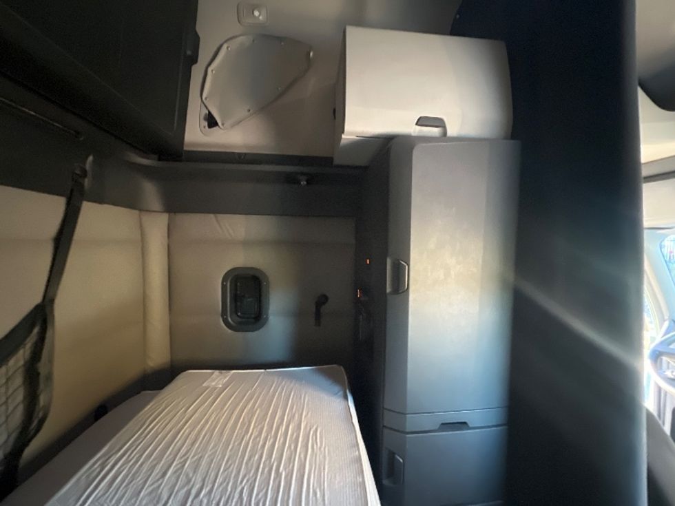 Sleeper Tractor-Heavy Duty Tractors-Freightliner-2019-T12664ST-Torrance-CA-614,832\n\t\tmiles-$ 53,750 - Image 18