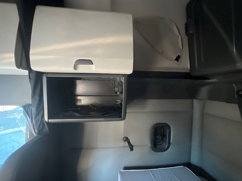 Sleeper Tractor-Heavy Duty Tractors-Freightliner-2019-T12664ST-Torrance-CA-614,832\n\t\tmiles-$ 53,750 - Image 19